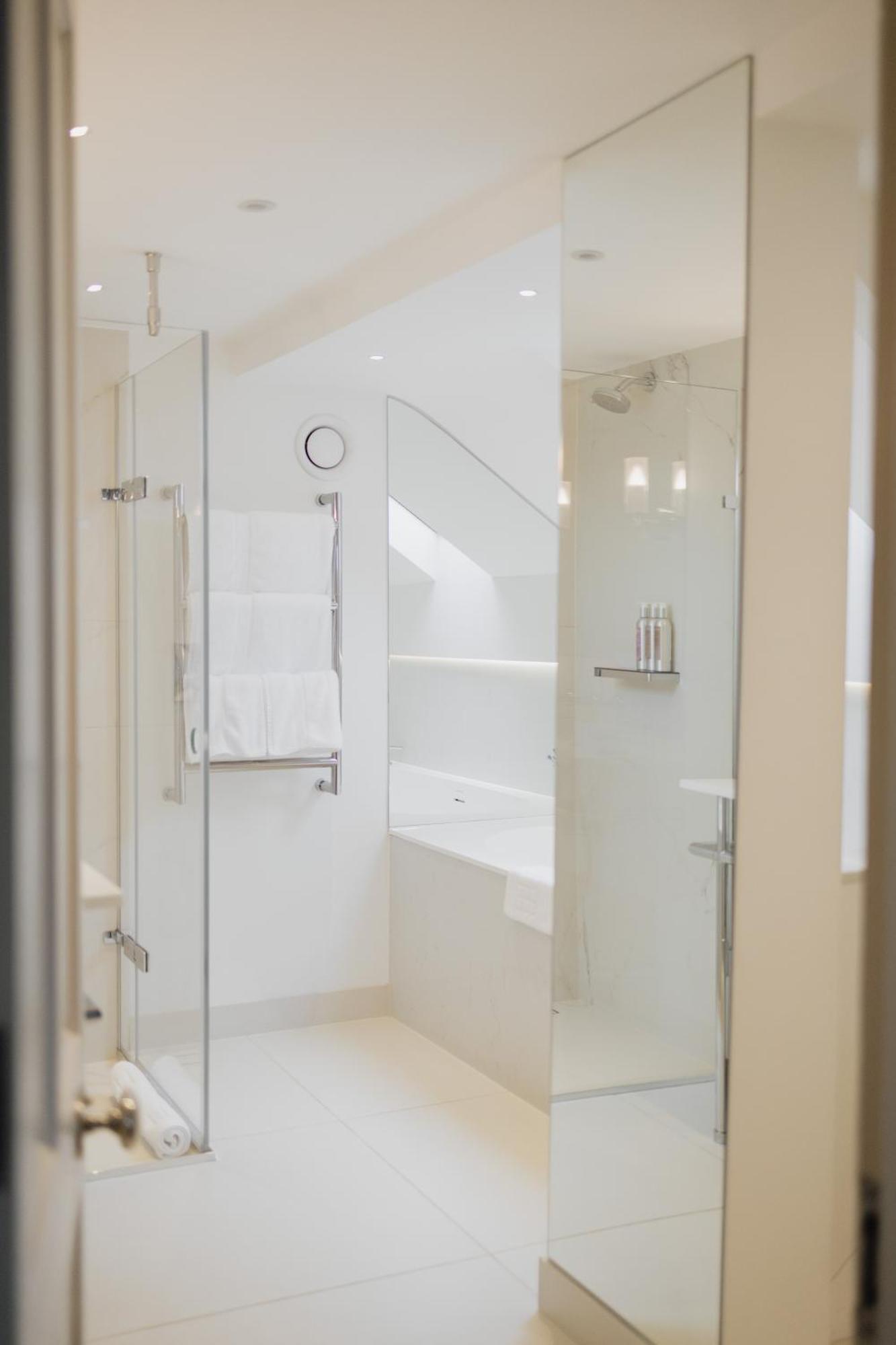 Old Bank Hotel Oxford Kültér fotó A shower enclosure