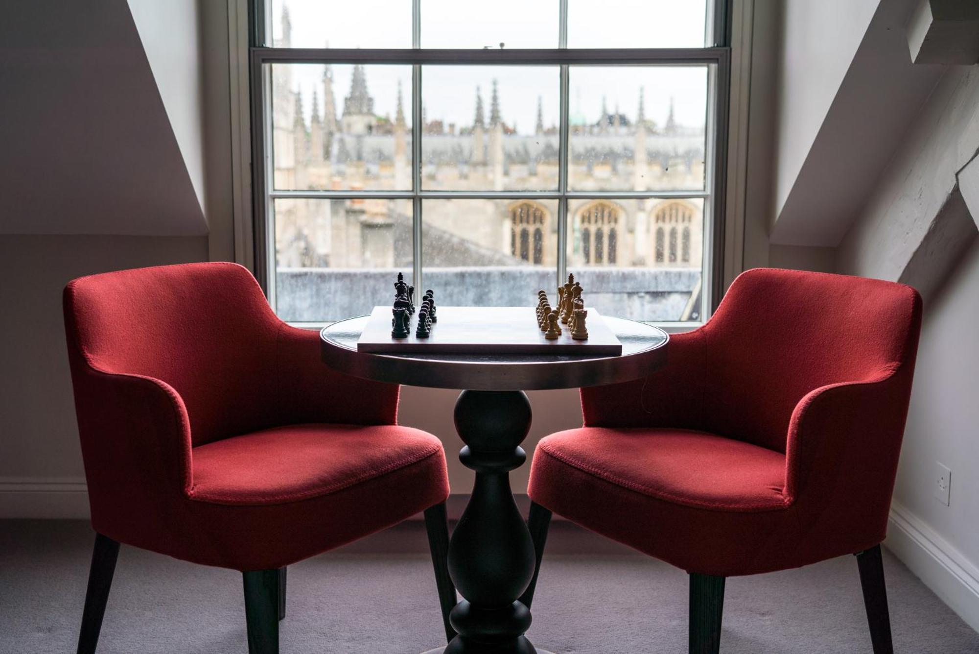 Old Bank Hotel Oxford Kültér fotó The chess table at the hotel